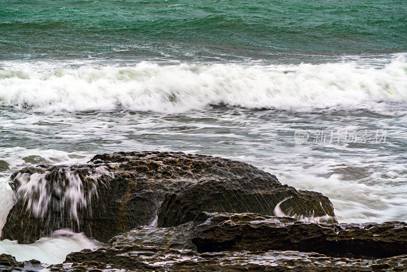 海浪击碎海岸岩石，长时间暴露