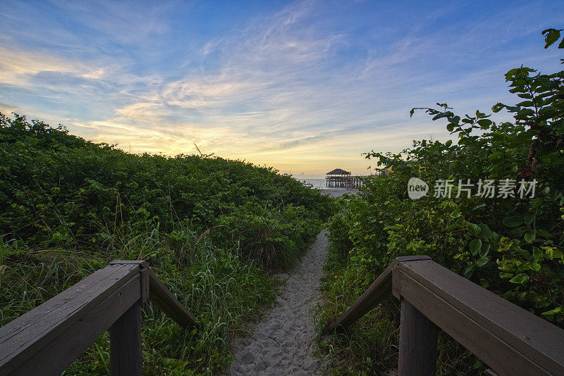 美国佛罗里达中部的可可海滩日出时的可可海滩码头