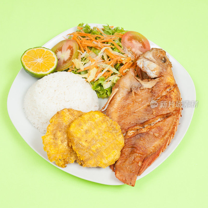 炒鱼-罗非鱼配白米饭，炒大蕉和沙拉。