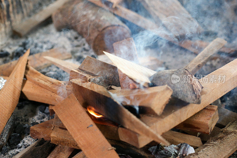 典型的亚洲食物――“Lemang”(芭蕉叶包竹蒸糯米)