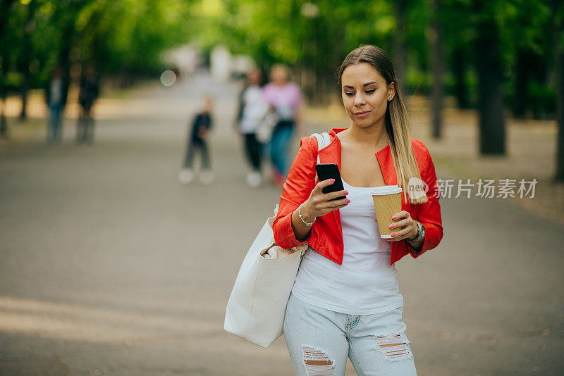 在城市里使用智能手机的女人