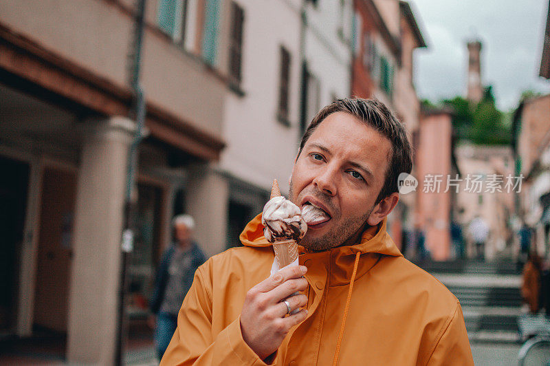 吃冰淇淋的男人