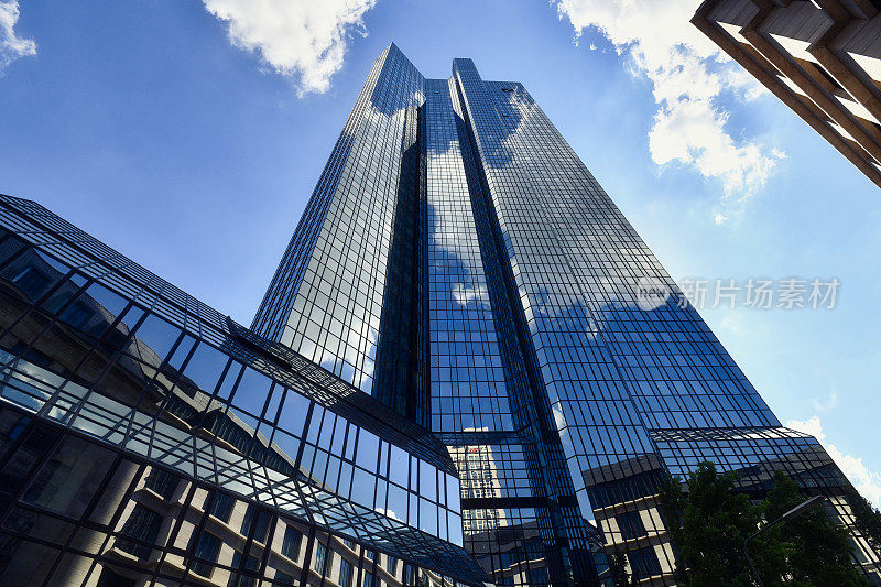 德国法兰克福-现代“德意志银行”双子塔，也被称为德国银行总部，位于法兰克福金融商业区的双塔摩天大楼综合体