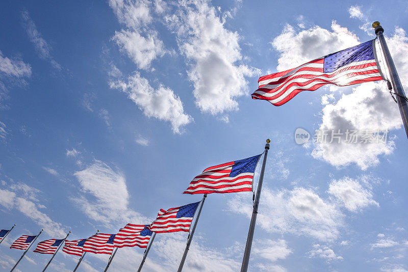 华盛顿纪念碑上的美国国旗