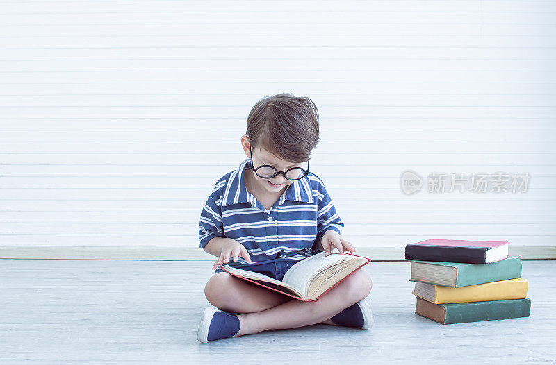 小男孩正在读书。