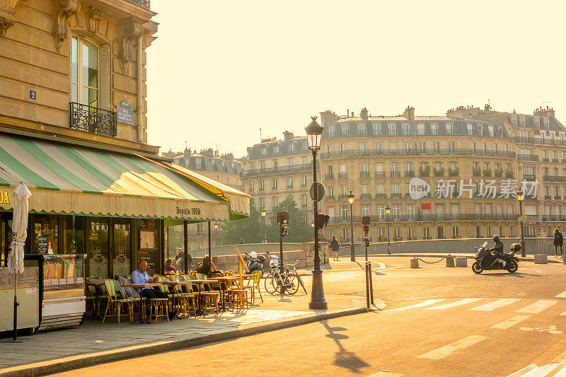 在一个阳光明媚的早晨，巴黎十字路口的街道咖啡馆