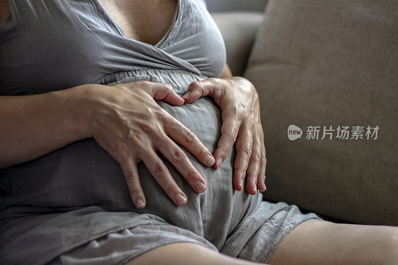 怀孕的腹部呈心形。