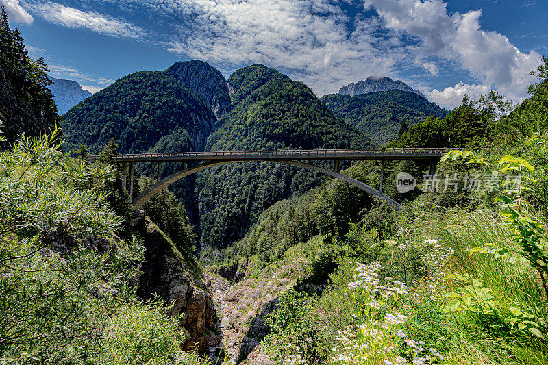 通往曼加特的山路，高架桥，特里格拉夫国家公园，Primorska，朱利安阿尔卑斯山，斯洛文尼亚