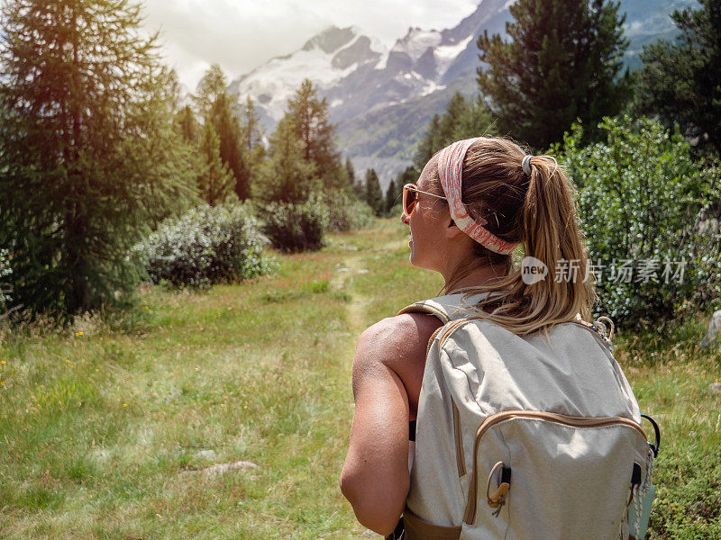 快乐健康的女人徒步登山在夏季享受自然和户外活动