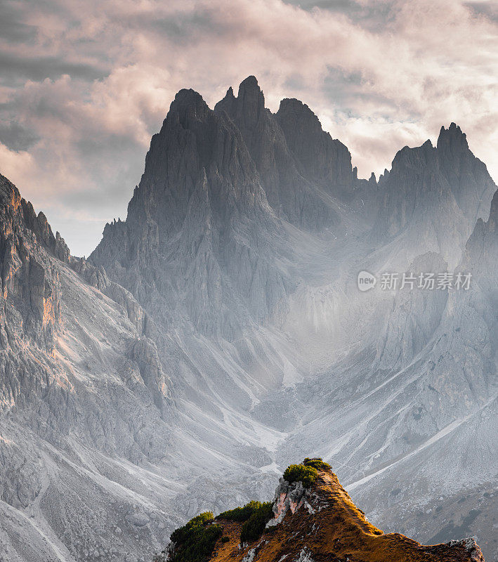 美丽的日落景观从西玛卡丁迪圣卢卡诺，Dolomites，意大利