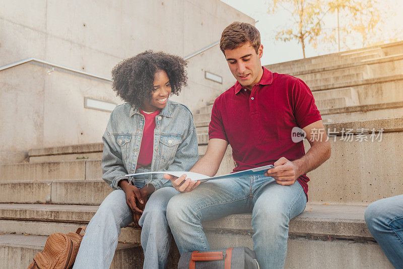 大学生在校园里一起学习