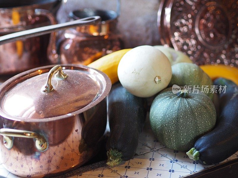 法国传统厨房里的铜砂锅菜和西葫芦