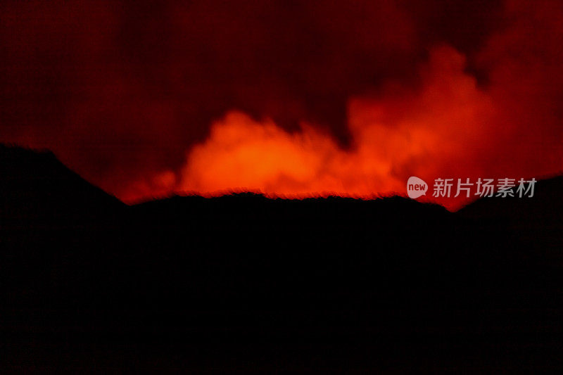 科罗拉多州西部松树峡谷大火的火焰和浓烟