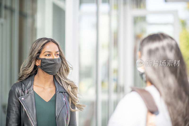 女性朋友在外面戴着防护口罩
