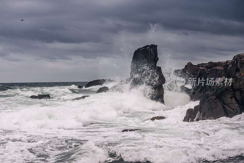巨浪冲击着布满岩石的海岸线