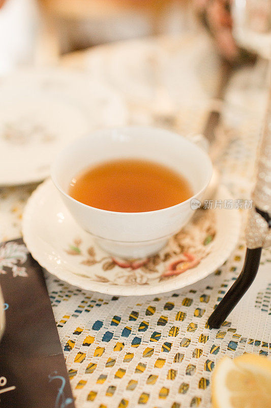 在一个优雅的复古家庭里，一个纯正的英式下午茶里的一个茶杯配英式茶