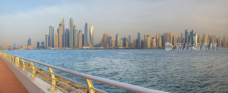 迪拜-傍晚的码头塔从步行街。