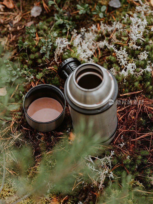 户外热水瓶在自然森林户外活动冒险热巧克力