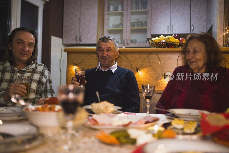 几代同堂的家庭在家里吃饭和庆祝节日