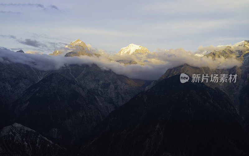 雪峰上的喜马拉雅山脉覆盖着云雾和山坡。劫,印度。