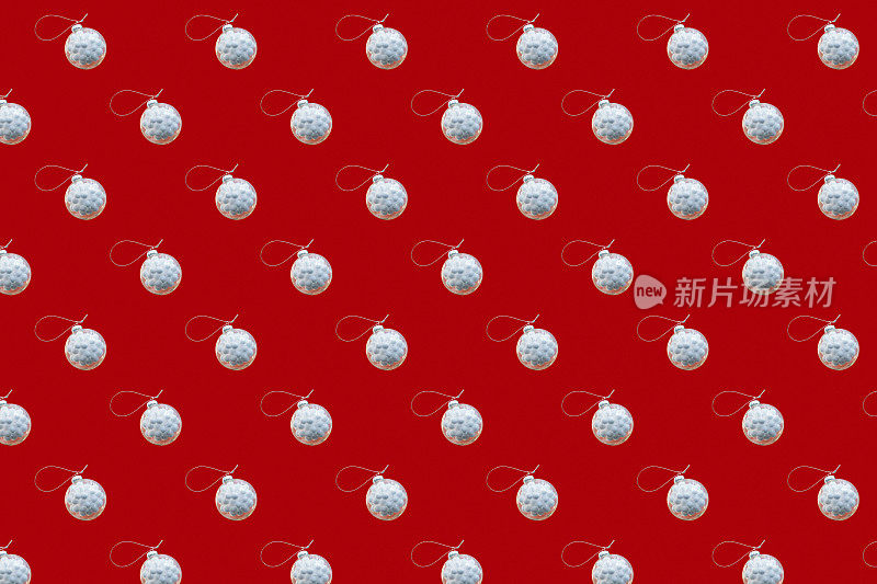 圣诞白球-扁平无缝图案上的红色背景为圣诞包装纸的概念