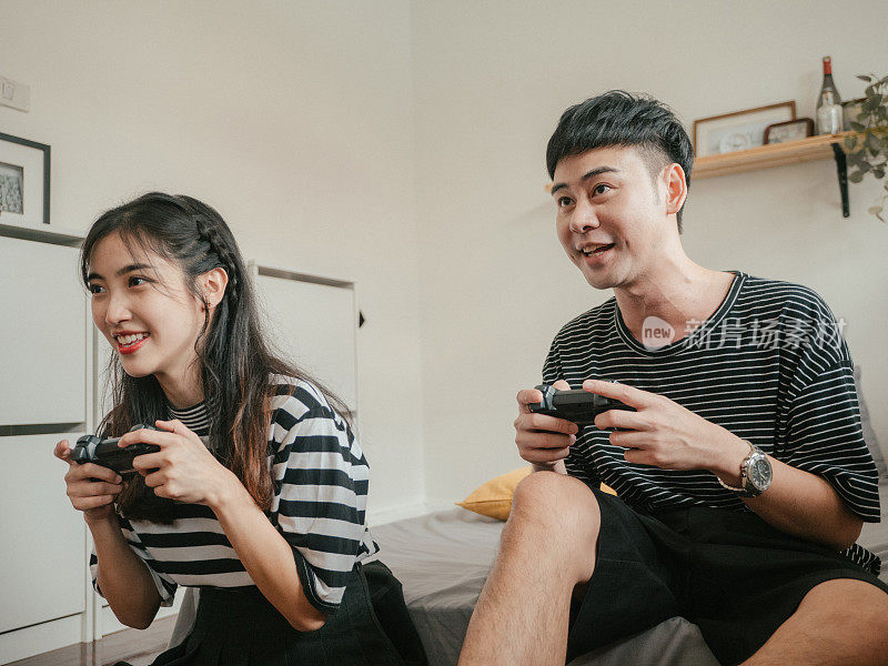 新冠肺炎期间，年轻夫妇在家玩电子游戏