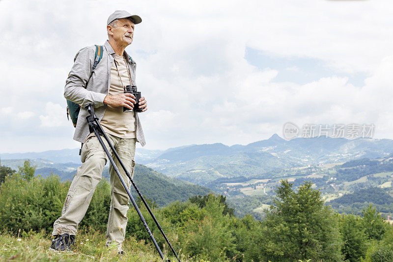 老人在山上徒步旅行