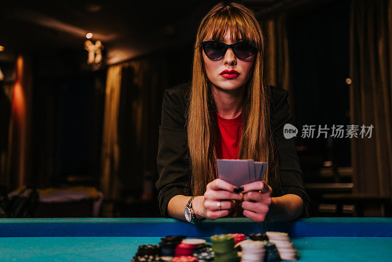 女人玩扑克