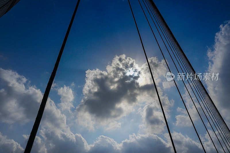 印度西孟加拉邦加尔各答虎格利第二桥上空，阳光穿过白云。