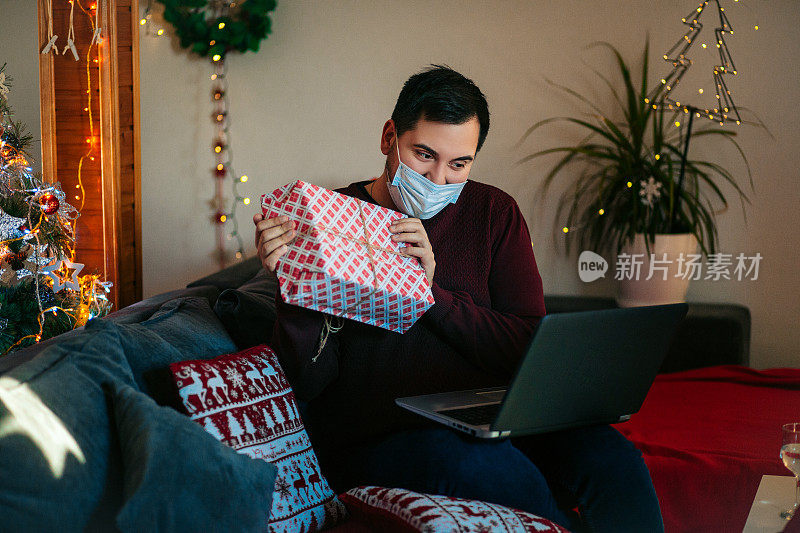 一名男子在冠状病毒感染期间庆祝新年