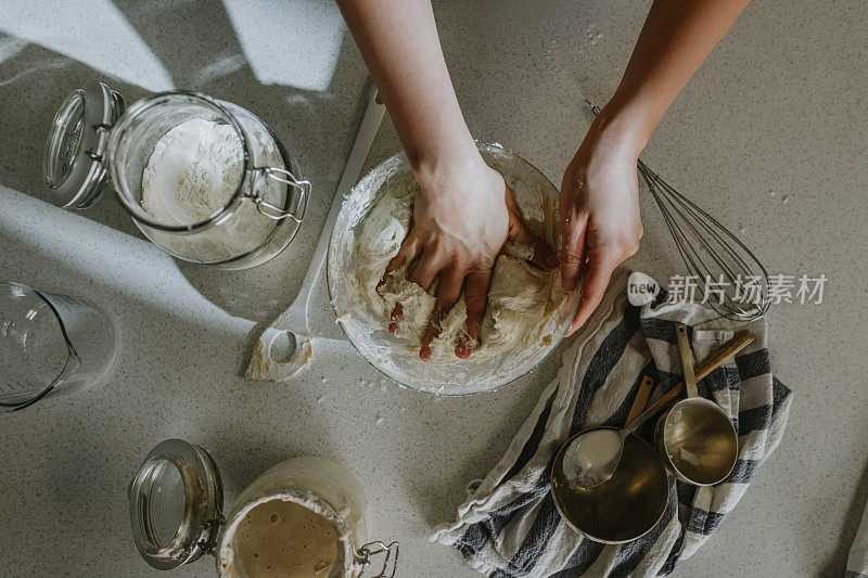 家庭爱好:一个匿名女人的手从头开始烤酸面包-揉面阶段