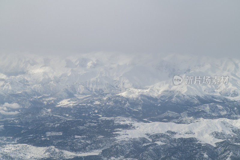 白云之上的雪山。