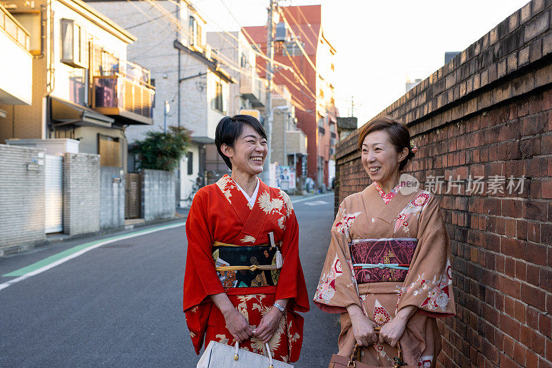 穿着和服的日本妇女在街上谈笑风生