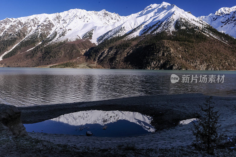 清晨，中国西藏的拉瓜措然婺湖