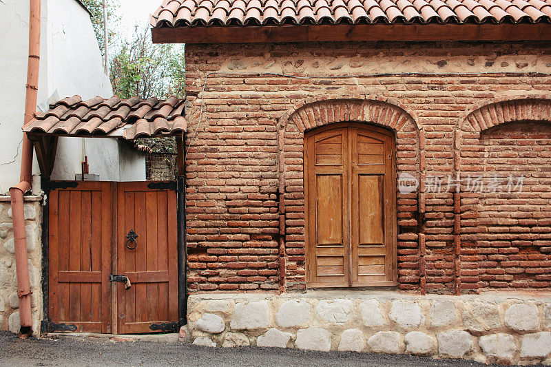 欧式老房子外观，砖墙木门