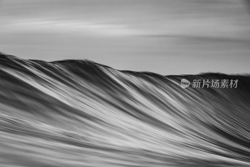 在黑色和白色的海洋中形成平滑的波浪