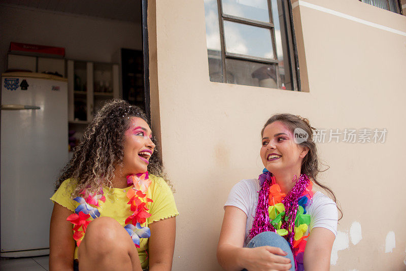 大流行期间家里的狂欢节。在巴西的狂欢节。