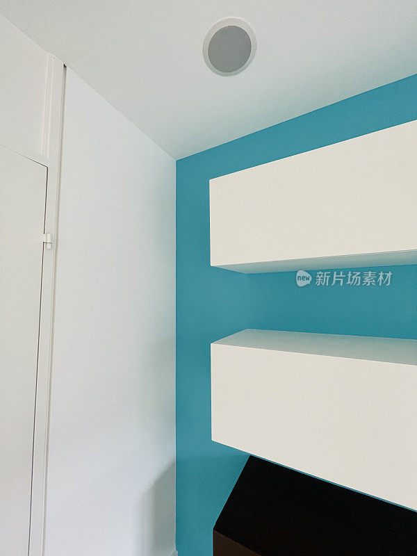 公寓装修:衣柜和重新粉刷的墙壁