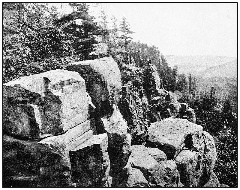 美国地标的古老黑白照片:威斯康星州魔鬼湖附近的悬崖