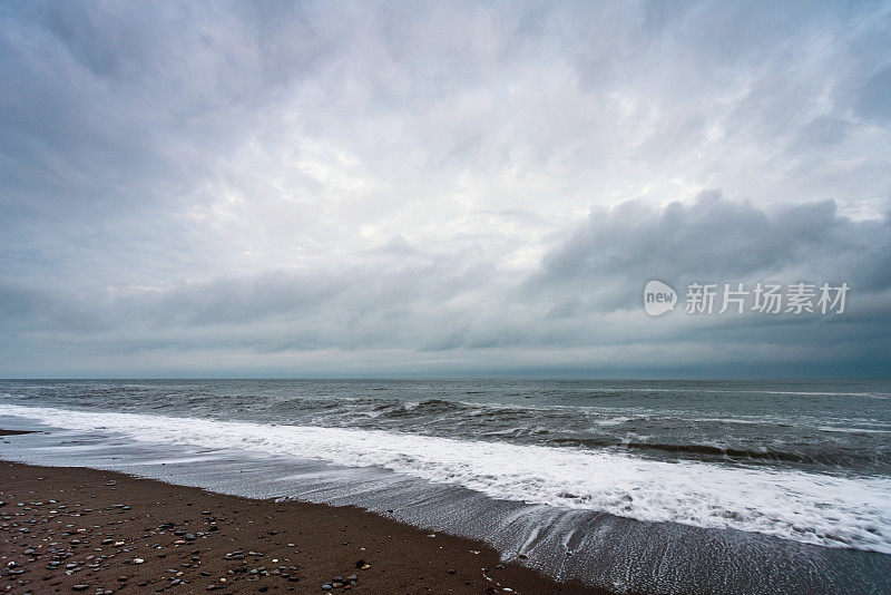 海面上阴沉的天空