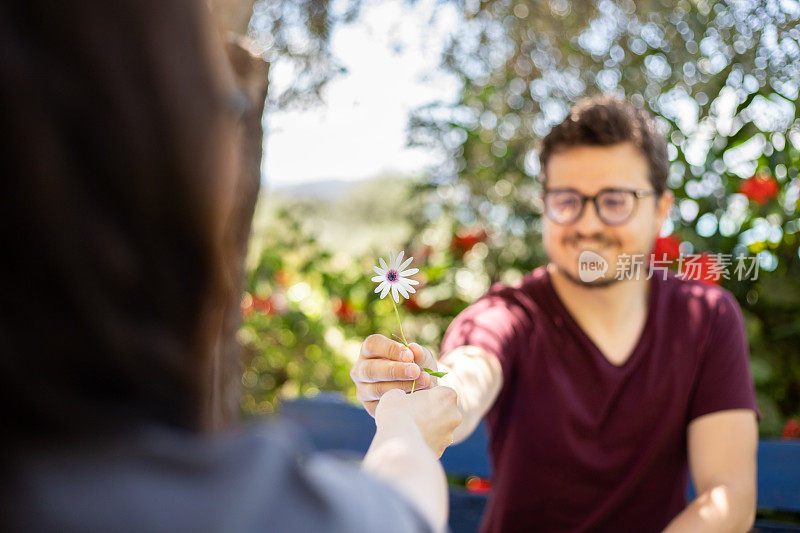 小伙子送花给女朋友