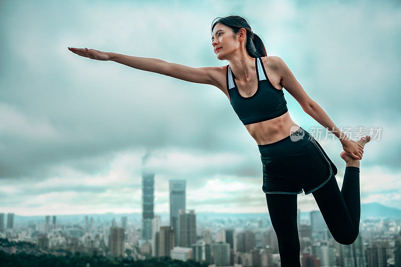 一位正在锻炼的年轻女士