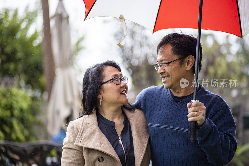 雨中撑伞的亚洲情侣