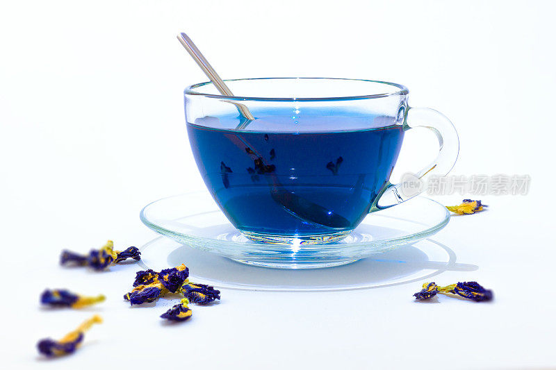 一杯蝴蝶豌豆茶或安禅。东亚茶。