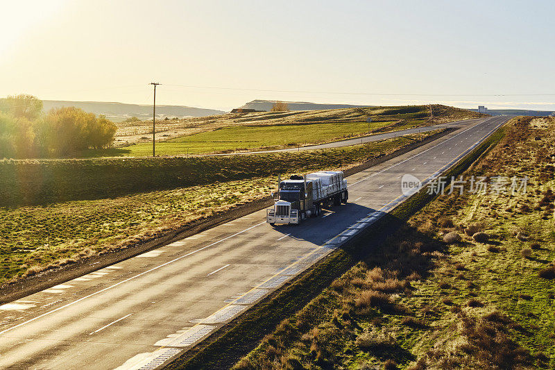 在美国西部乡村州际公路上的长途半挂车