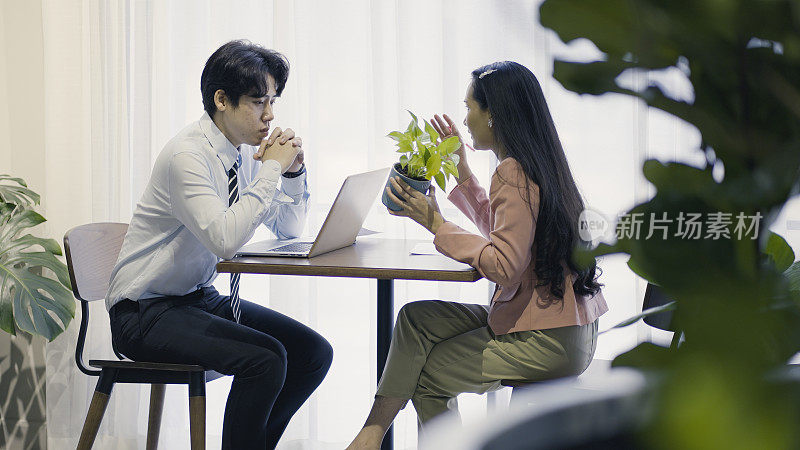 在工作场所一起工作的商务人士