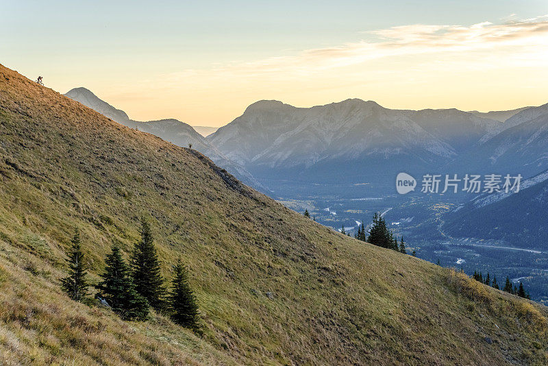 山地车骑手下降的山脊