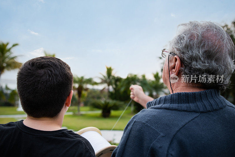 爷爷和孙子在放风筝