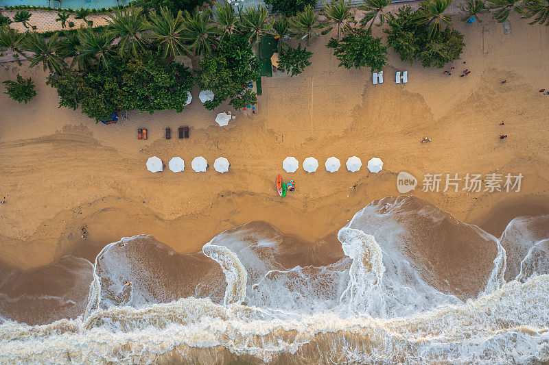 芽庄海滩的海浪