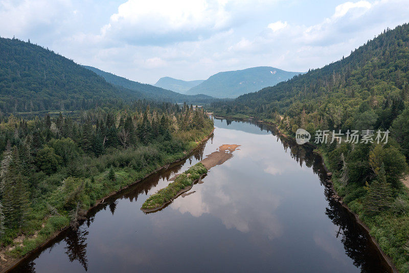 鸟瞰图的北方自然森林和河流在夏天，魁北克，加拿大